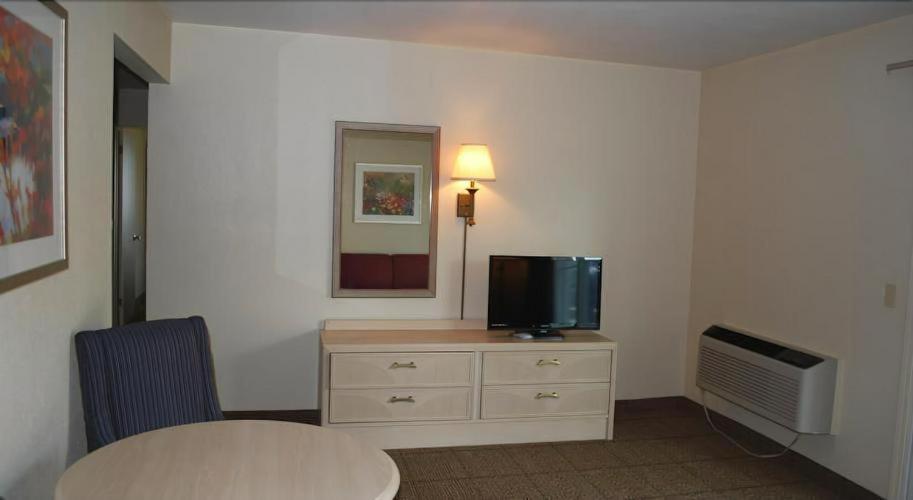 Clinton Inn & Suites Port Clinton Εξωτερικό φωτογραφία