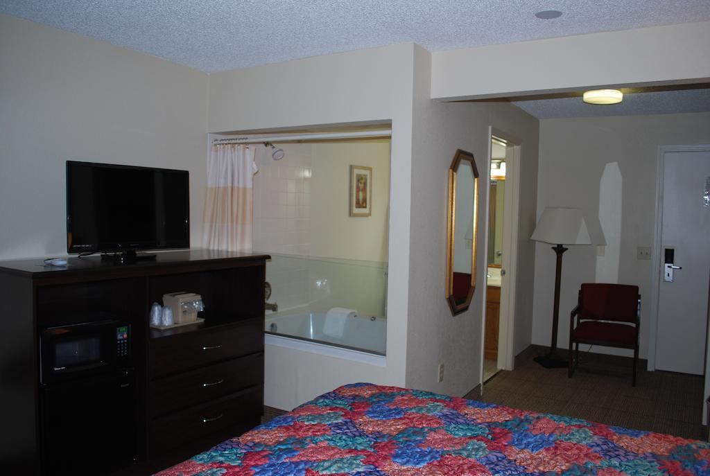 Clinton Inn & Suites Port Clinton Εξωτερικό φωτογραφία