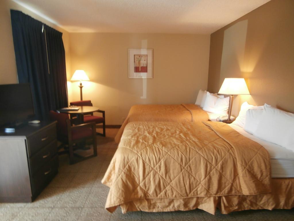 Clinton Inn & Suites Port Clinton Δωμάτιο φωτογραφία